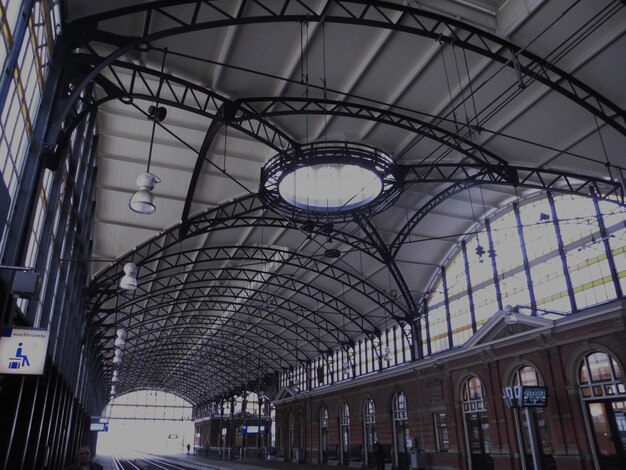 鉄道駅の天井の低角度の景色