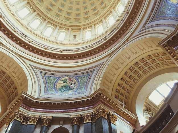 Foto vista a basso angolo del soffitto della capitale dello stato del wisconsin