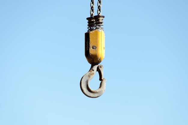 Photo low angle view of chain against blue sky