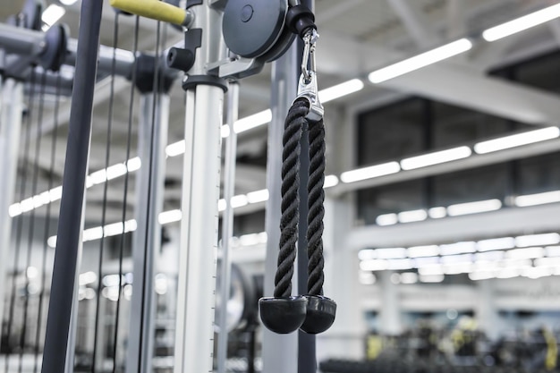 Photo low angle view of chain hanging on rope