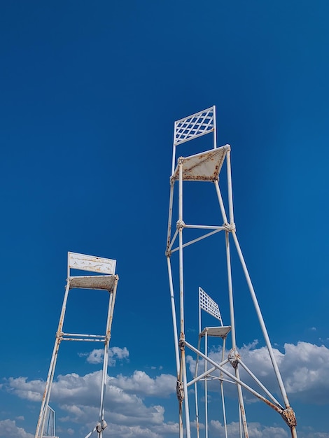 晴れた空を背景に椅子の低角度の視点