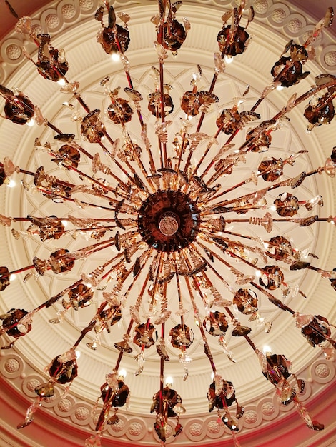 Photo low angle view of chandelier