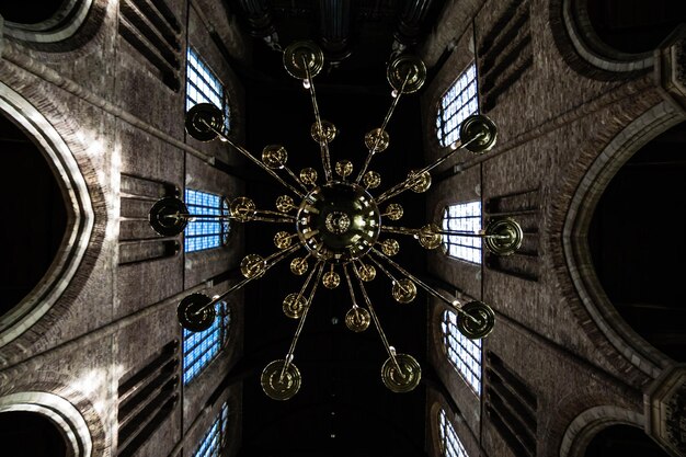 Photo low angle view of chandelier