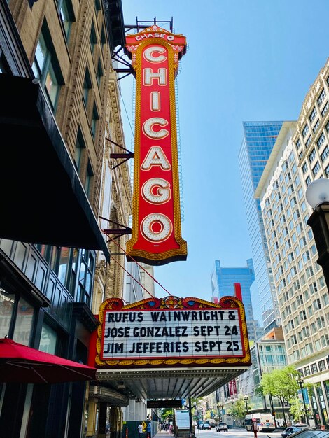 Foto vista a basso angolo del cartello del teatro di chicago contro gli edifici della città