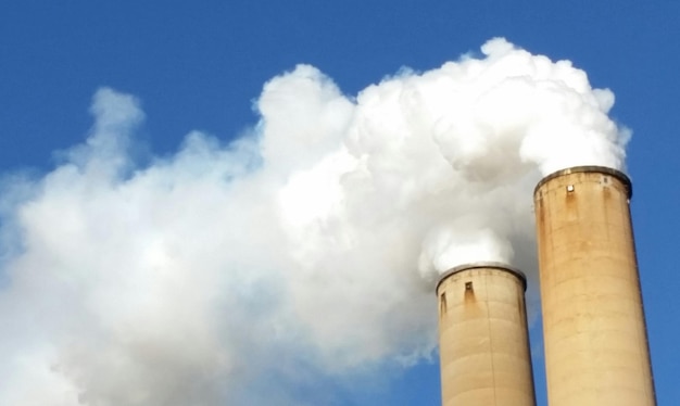 Photo low angle view of chimneys