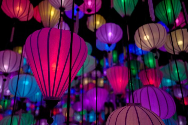 外でぶら下がっている中国のランタンの低角度のビュー