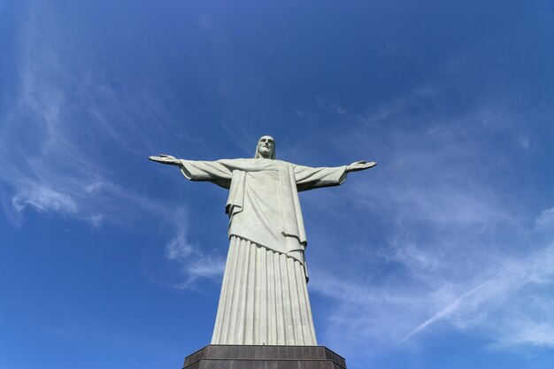 Foto vista a bassa angolazione di cristo redentore contro il cielo blu