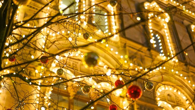 Foto vista a basso angolo delle luci di natale appese all'albero