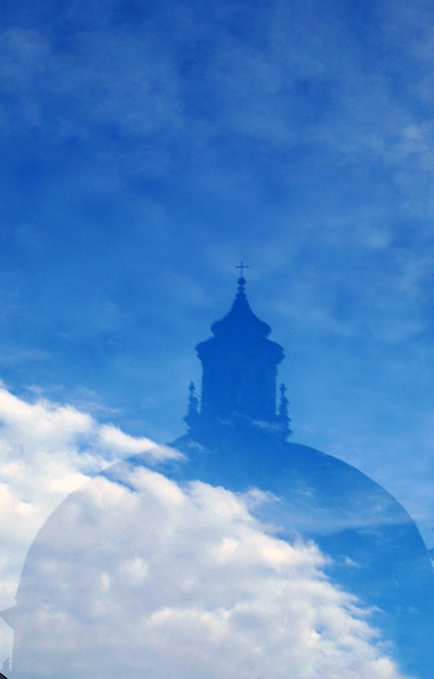 Photo low angle view of church against blue sky