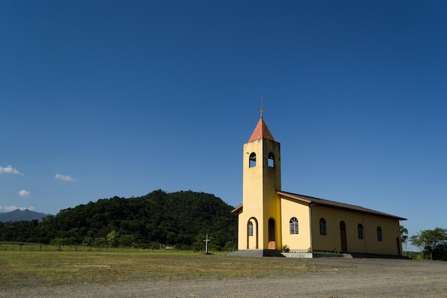青い空を背景にした教会の低角度の景色