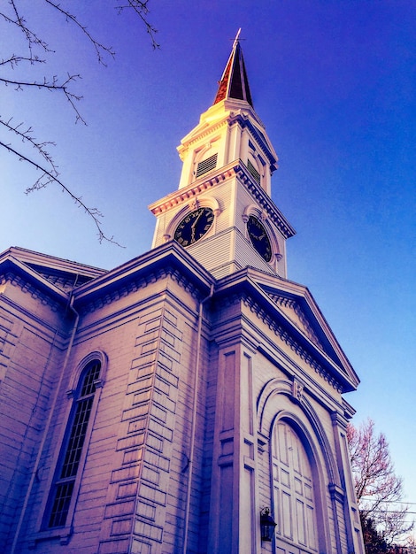 Photo low angle view of church against blue sky