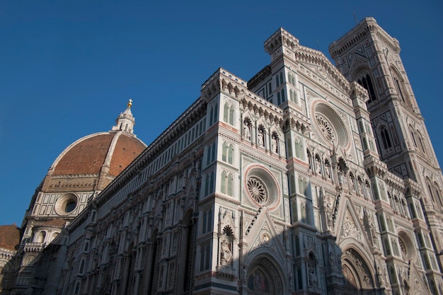 Foto vista a basso angolo della chiesa contro il cielo blu