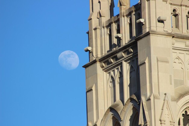 Foto vista a bassa angolazione della chiesa contro un cielo blu limpido