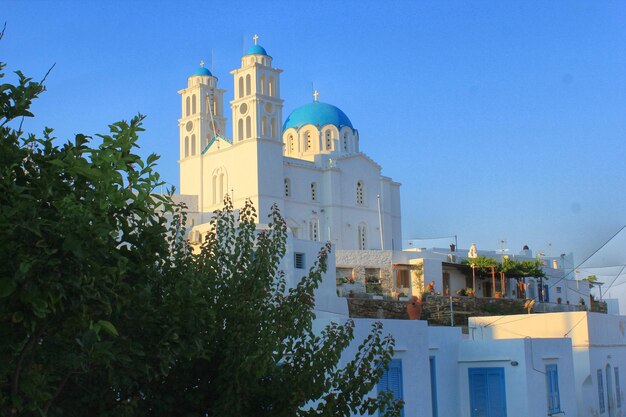 Foto vista a basso angolo della chiesa contro un cielo blu limpido