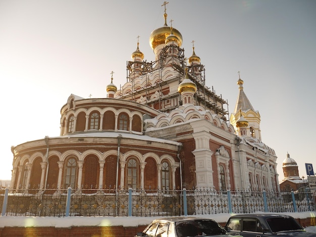 Низкий угол зрения церкви на чистом небе