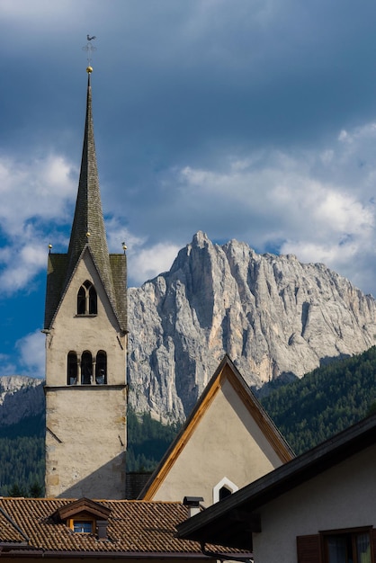 Foto vista a basso angolo della chiesa contro un cielo nuvoloso