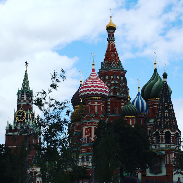 Photo low angle view of church against cloudy sky