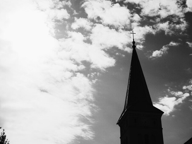 Photo low angle view of church against sky