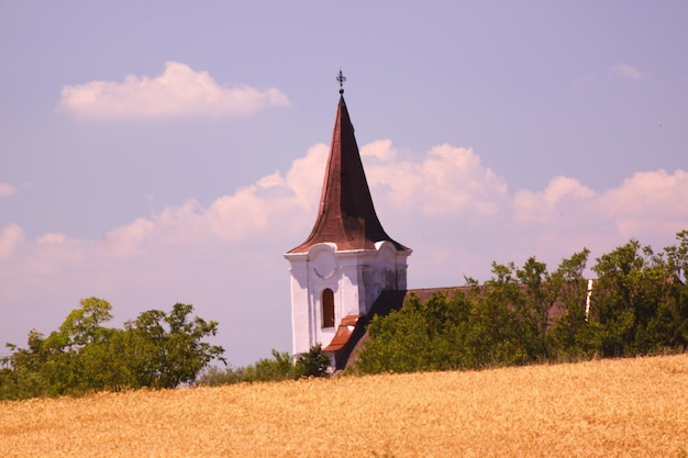 Foto vista a basso angolo della chiesa contro il cielo