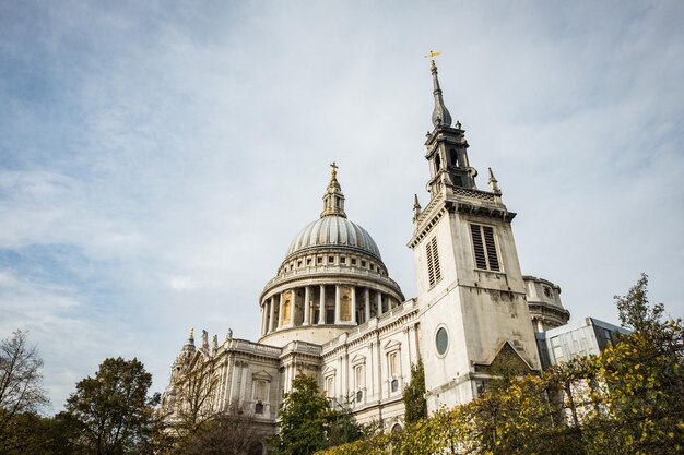 Photo low angle view of church against sky