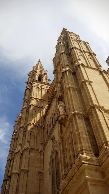 Foto vista a basso angolo della chiesa contro il cielo