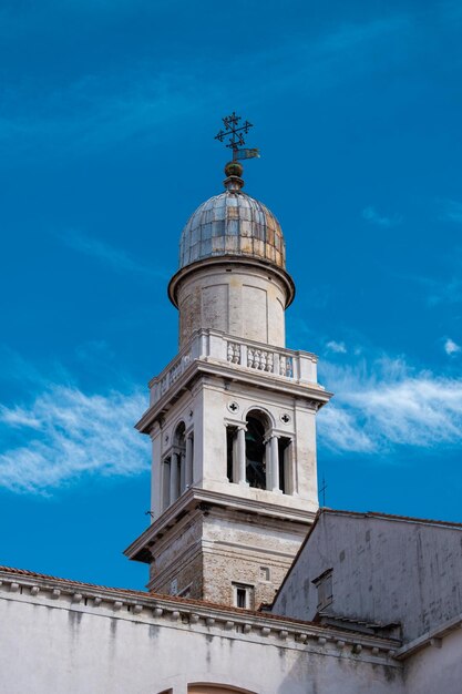 Photo low angle view of church against sky