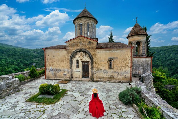 Foto vista a basso angolo della chiesa contro il cielo