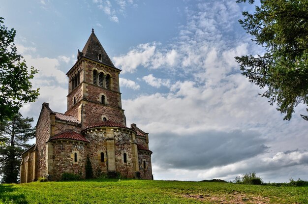 Foto vista a basso angolo della chiesa contro il cielo