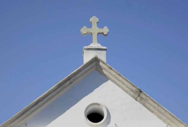 Foto vista a basso angolo della chiesa contro il cielo