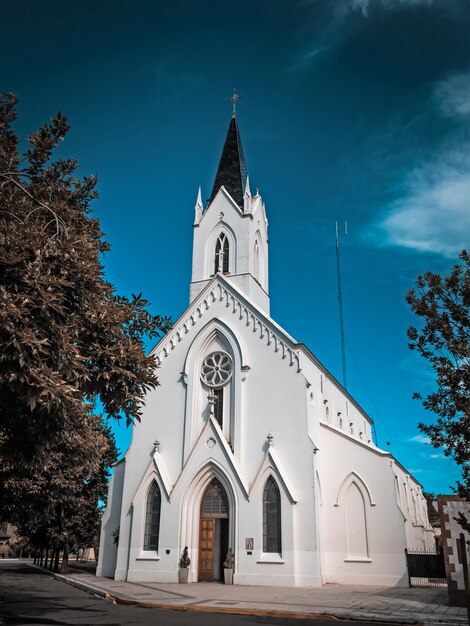 Foto vista a basso angolo della chiesa contro il cielo