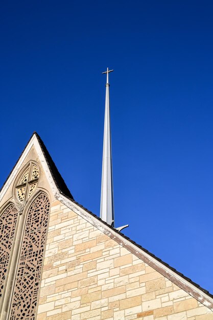 Photo low angle view of church building against clear blue sky