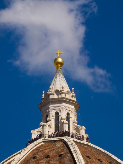 Photo low angle view of church and building against sky