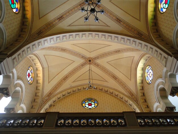 Photo low angle view of church ceiling