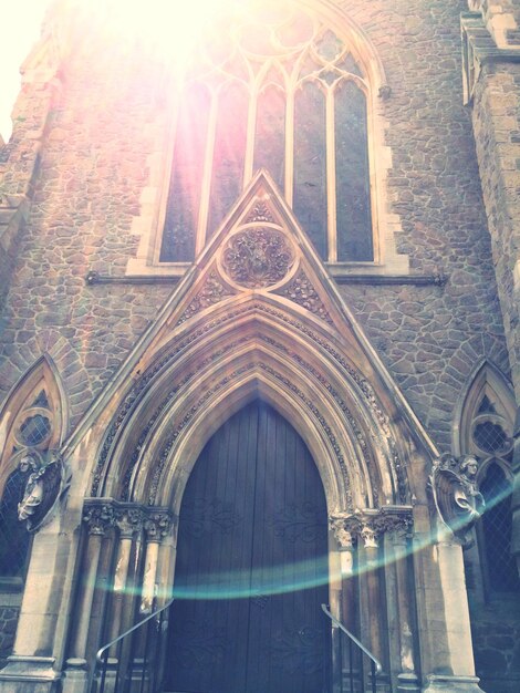 Photo low angle view of church on sunny day