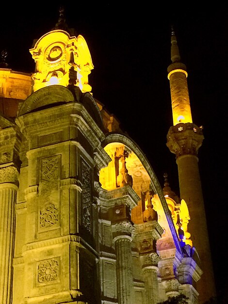 Foto vista a basso angolo della chiesa