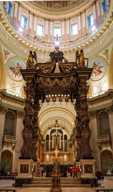 Foto vista a basso angolo della chiesa