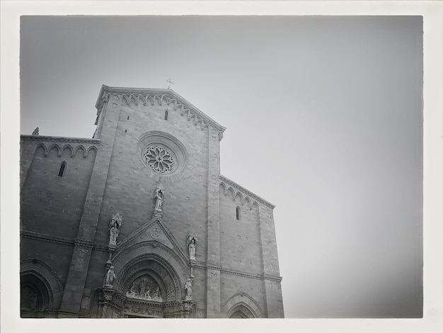 Foto vista a basso angolo della chiesa