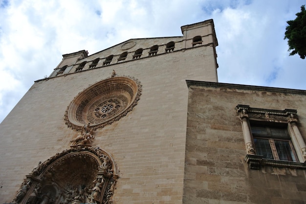 Foto vista a basso angolo della chiesa