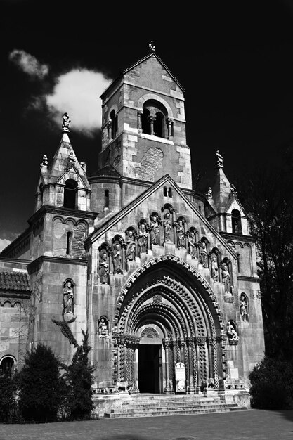 Foto vista a bassa angolazione della chiesa