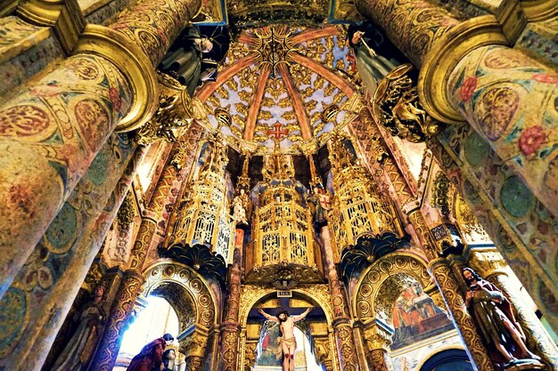 Foto vista a basso angolo della chiesa