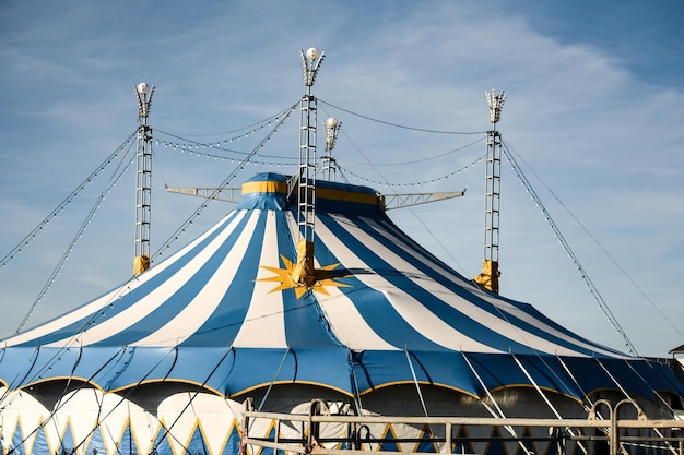 Foto vista a bassa angolazione della tenda del circo cielo nuvoloso