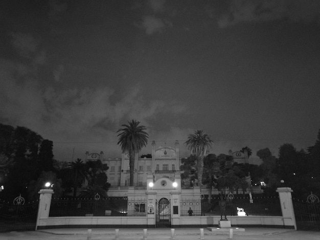 Foto vista a basso angolo della città di notte