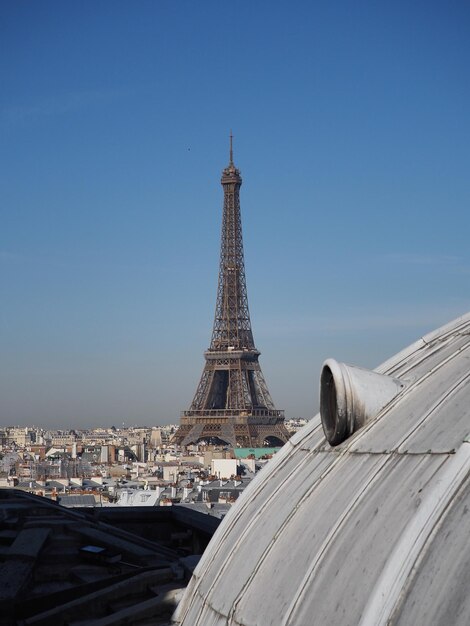 Photo low angle view of cityscape against clear blue sky