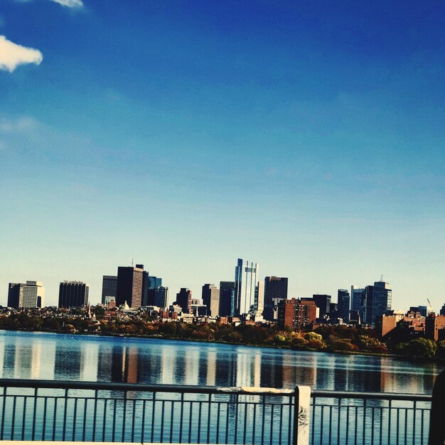 Photo low angle view of cityscape against sky