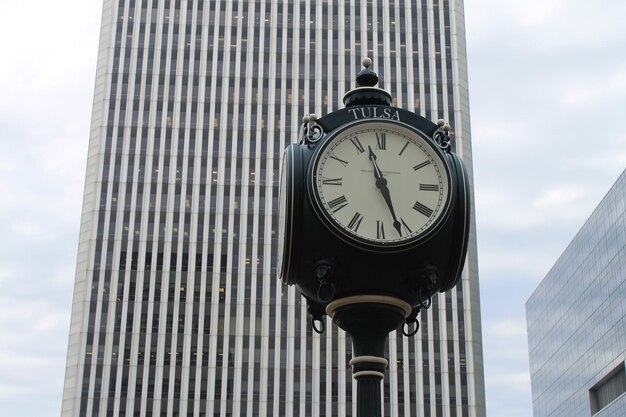 Photo low angle view of clock against sky