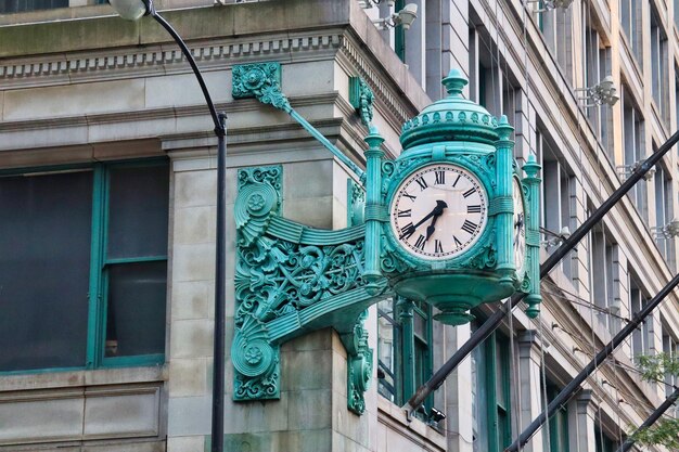 Foto vista ad angolo basso dell'orologio sull'edificio