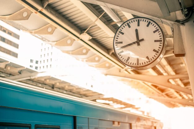 Foto vista ad angolo basso dell'orologio sul soffitto dell'edificio