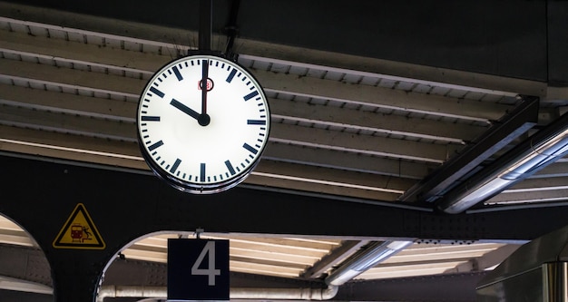 Photo low angle view of clock at railroad station