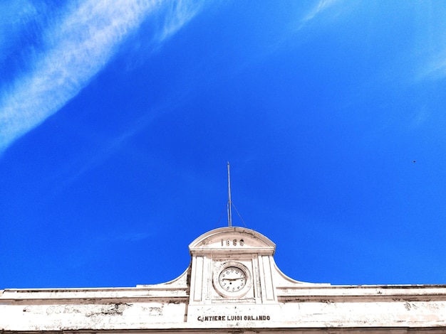 Foto vista a basso angolo della torre dell'orologio contro il cielo blu