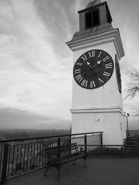 Photo low angle view of clock tower against building